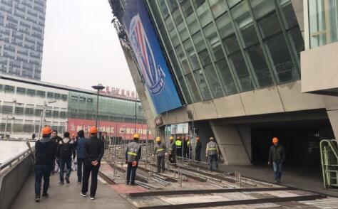 打着慈善幌子的欺骗组织，操纵江州市一路车祸中死伤的一家四口为噱头，年夜作文章，进行慈善捐献勾当，疯狂敛财。江州市公安局早已注重到该欺骗团伙，精心经营，安插慈善玩家深切，终究将其一扫而光。