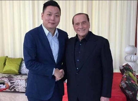 世体表示，德科、哈维等人在巴萨的美国行返程途中，利用10个小时的飞行时间总结和分析了球队在冬窗中的需求，他们确认球队还需要一名中场球员，最好是后腰，并且德科已经有了一些人选。